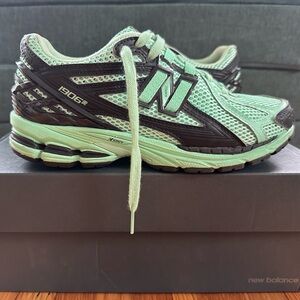 Selling preworn pair of 1906r size? collab, size US men’s 6.